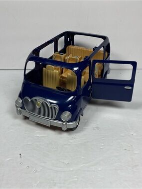 Calico Critters Sylvanian Families Seven Seater Blue Van W/3 Car seats